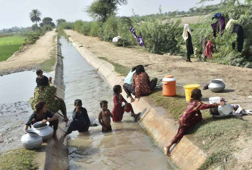 فیصل آباد: خواتین چھوٹی نہر (رجبہ) میں نہاتے ہوئے کپڑے اور ..