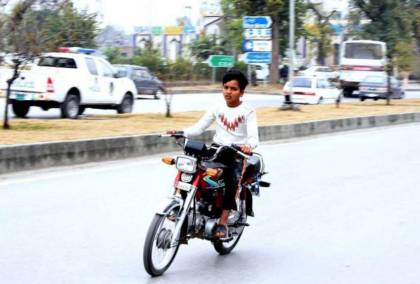 اسلام آباد: ٹریفک پولیس کی نا اہلی کمسن موٹرسائیکل سوار ..