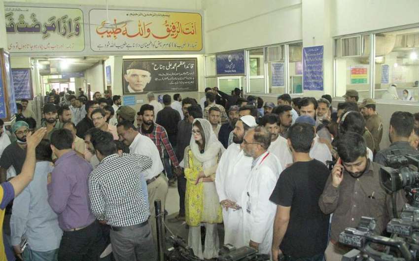 لاہور: داتا دربار کے باہر خود کش دھماکے کے بعد میو ہسپتال ..