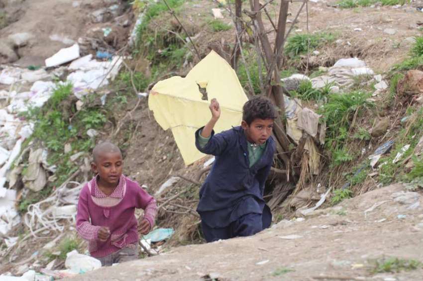 اسلام آباد: وفاقی دارالحکومت میں بچے پتنگ بازی کر رہے ہیں۔