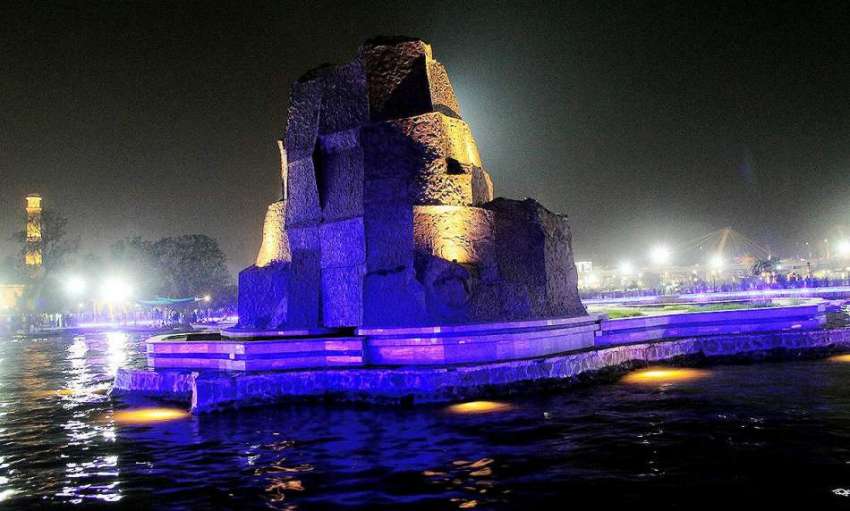 لاہور: گریٹر اقبال پارک میں جھیل کا خوبصورت منظر۔