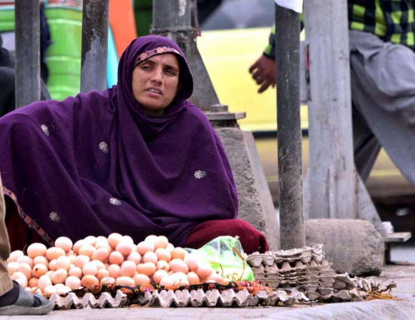 راولپنڈی: محنت کش خاتون سڑک کنارے انڈے فروخت کے لیے گاہکوں ..