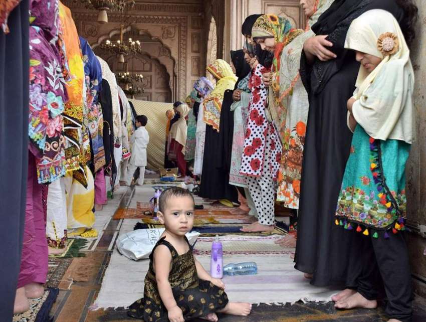 لاہور:خواتین تاریخی بادشاہی مسجد میں ماہ صیام کے دوسرے جمعةالمبارک ..