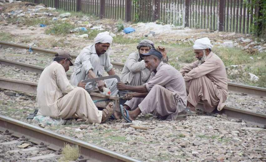 لاہور: ریلوے مزدور کام میں مصروف ہیں۔