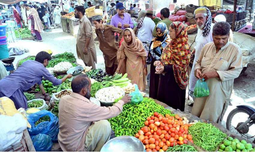 حیدر آباد: شہری تازہ سبزیاں خریدنے میں مصروف ہیں۔