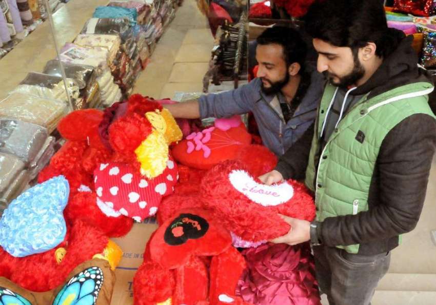 راولپنڈی: دکاندار ویلنٹائن ڈے کی آمد کے موقع پر ہارٹ شیپ ..