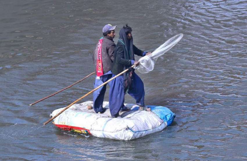 حیدرآباد:نہر میں دو افراد ہاتھ سے تیار کشتی پر ماہی گیری ..