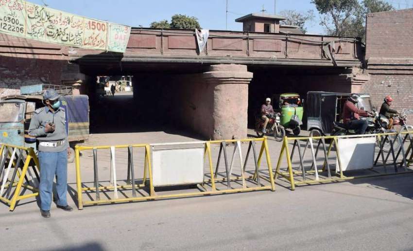 لاہور: ٹریفک وارڈن نے دو موریہ پل کے نیچے سے گزرنے والا راستہ ..