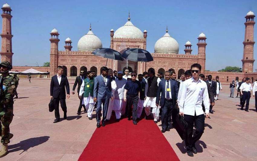 لاہور: چین کے نائب وانگ کیشان وفد کے ہمراہ بادشاہی مسجد کا ..