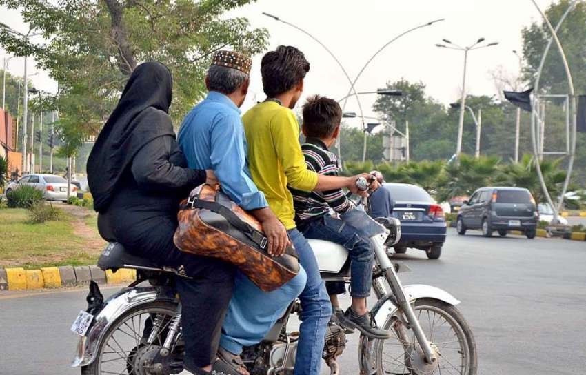 اسلام آباد: موٹرسائیکل سوار بغیر کسی حفاظتی ہیلمیٹ پہنے ..