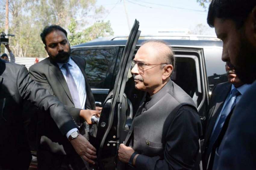 کراچی: سابق صدر آصف علی زرداری بینکنگ کورٹ میں پیشی کے لیے ..