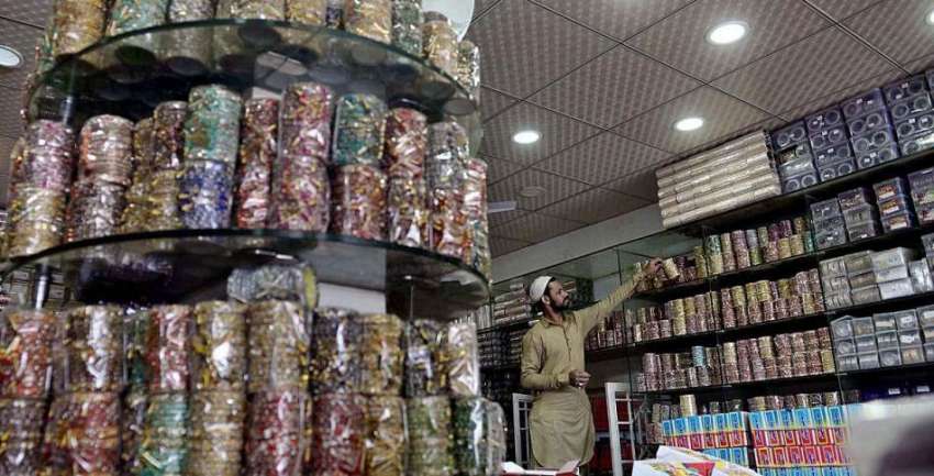 راولپنڈی: دکاندار گاہکوں کو متوجہ کرنے کے لیے چوڑیاں سجا ..