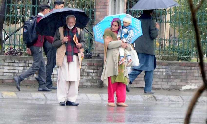 راولپنڈی: بارش کے باعث ٹرانسپورٹ کی کمی کے سبب شہری چھتری ..