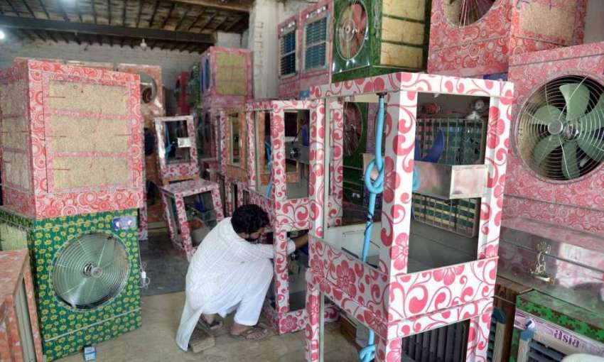 راولپنڈی: مزدور روم ائیر کولر بنانے میں مصروف ہے۔
