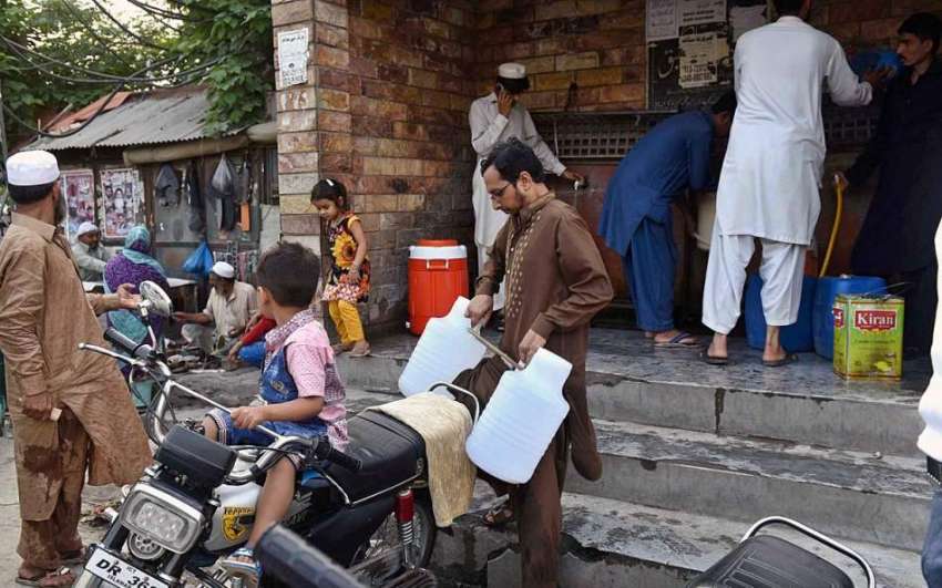 راولپنڈی: شہری واٹر فلٹریشن پلانٹ سے پینے کے لیے پانی بھر ..