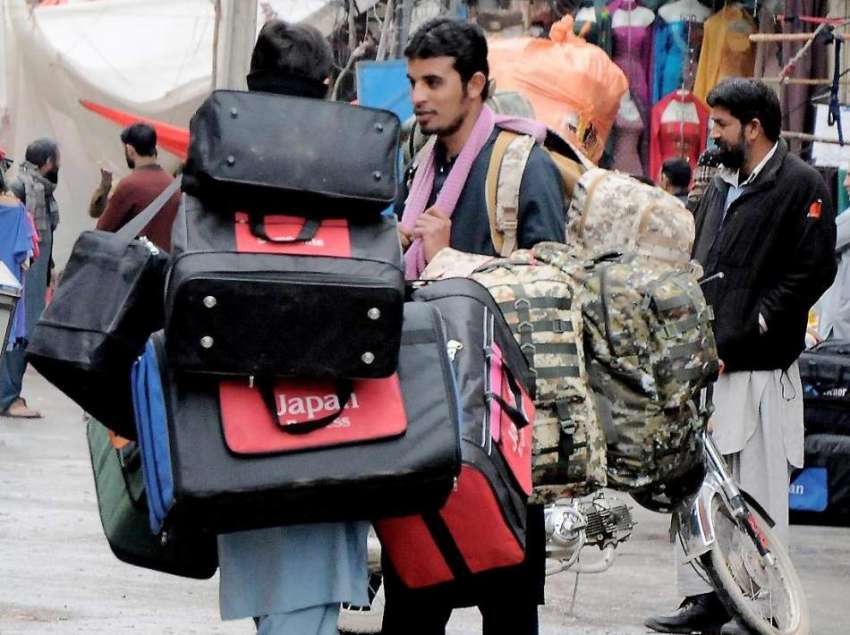 راولپنڈی: راجہ بازار میں محنت کش بیگ فروخت کررہے ہیں۔