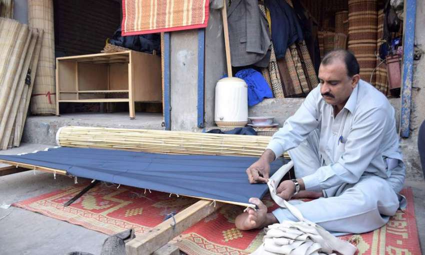 لاہور: ایک کاریگرچیخیں میں تیار کر رہا ہے۔
