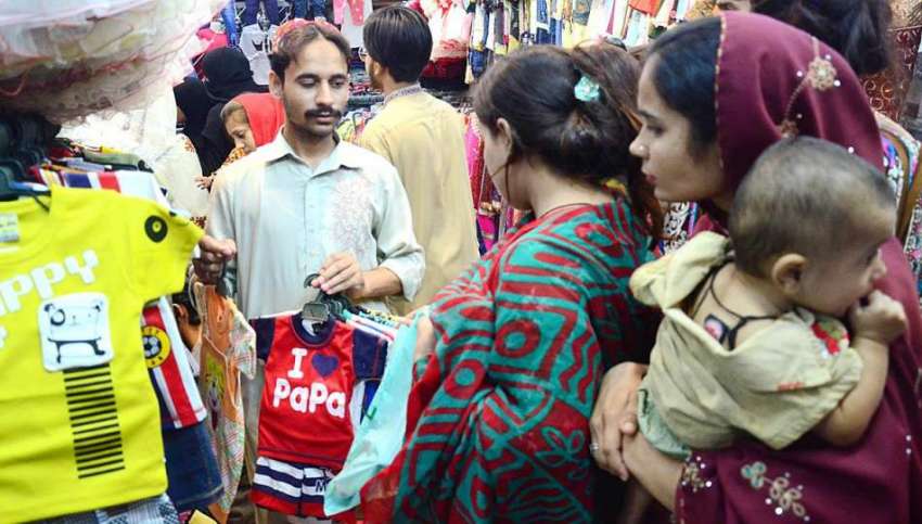 حیدر آباد: عید کی تیاریوں میں مصروف خواتین کپڑے خرید رہی ..