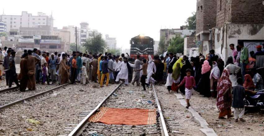 حیدر آباد: بنگالی کالونی کے رہائشی ریلوے انتظامیہ کی جانب ..