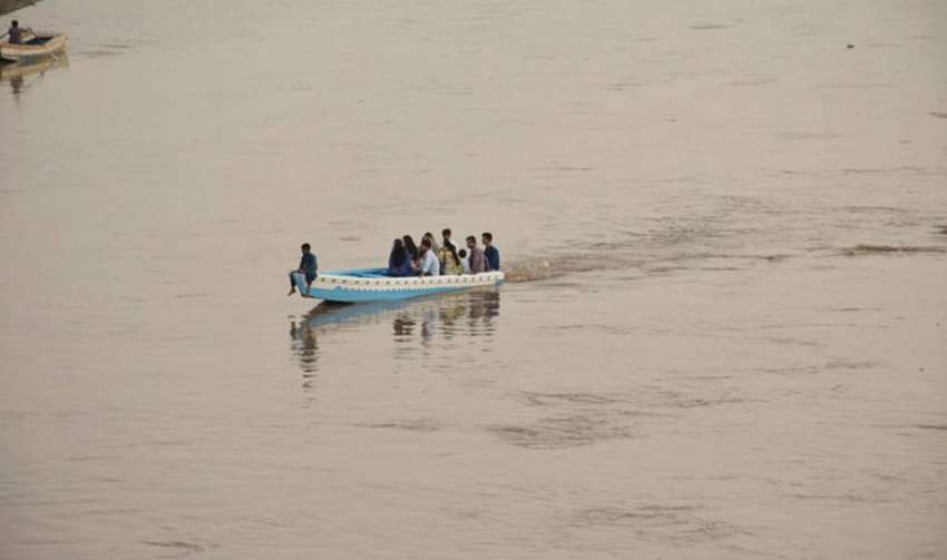 لاہور: شہری کشتی میں سوار ہو کر دریائے راوی کی سیر کر رہے ..