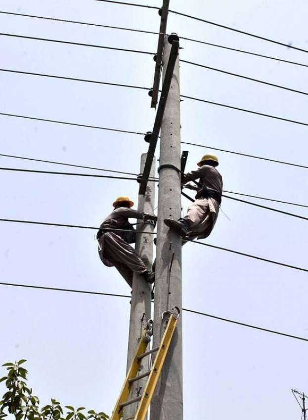 فیصل آباد: واپڈا اہلکار بجلی کی تاریں مرمت کرنے میں مصروف ..