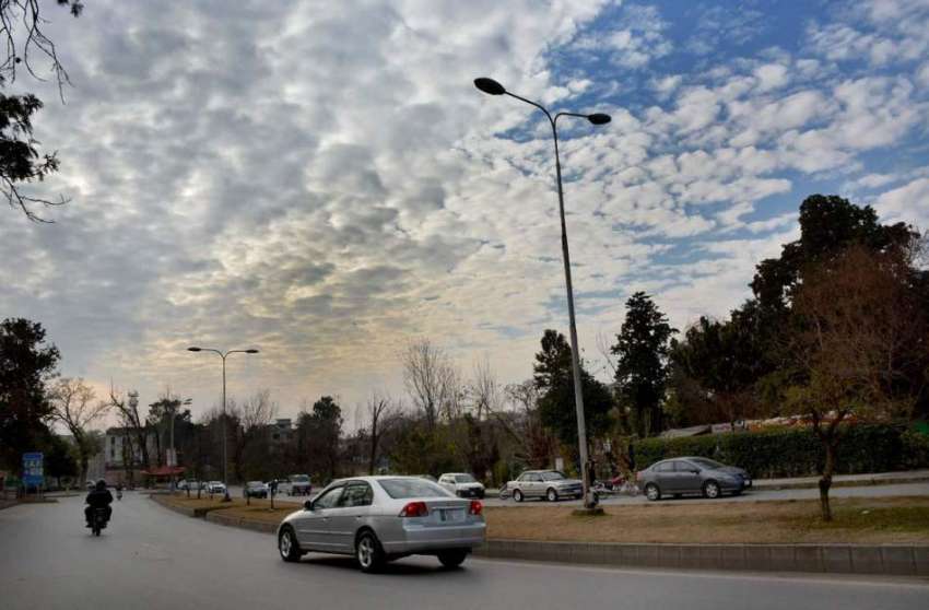 اسلام آباد: وفاقی دارالحکومت میں دن کے وقت آسمان پر بادل ..