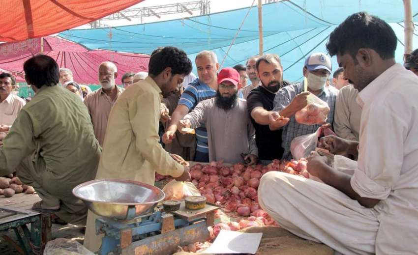 لاہور: شہری سستے رمضان بازار سے پیاز خرید رہے ہیں۔