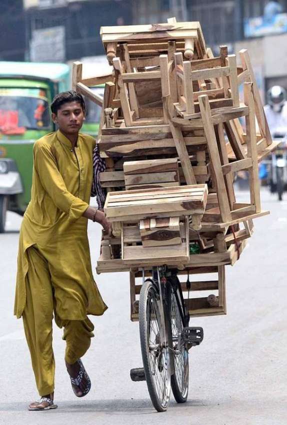 راولپنڈی: محنت کش سائیکل پر سٹول رکھے فروخت کے لیے پھیری ..
