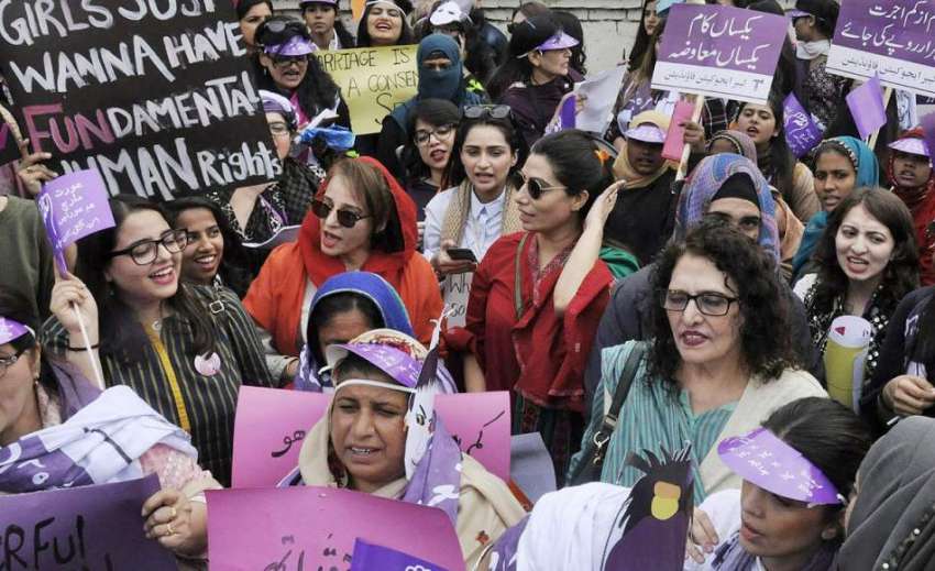 لاہور: لیبر ایجوکیشن فاؤنڈیشن کے زیر اہتمام خواتین اپنے ..