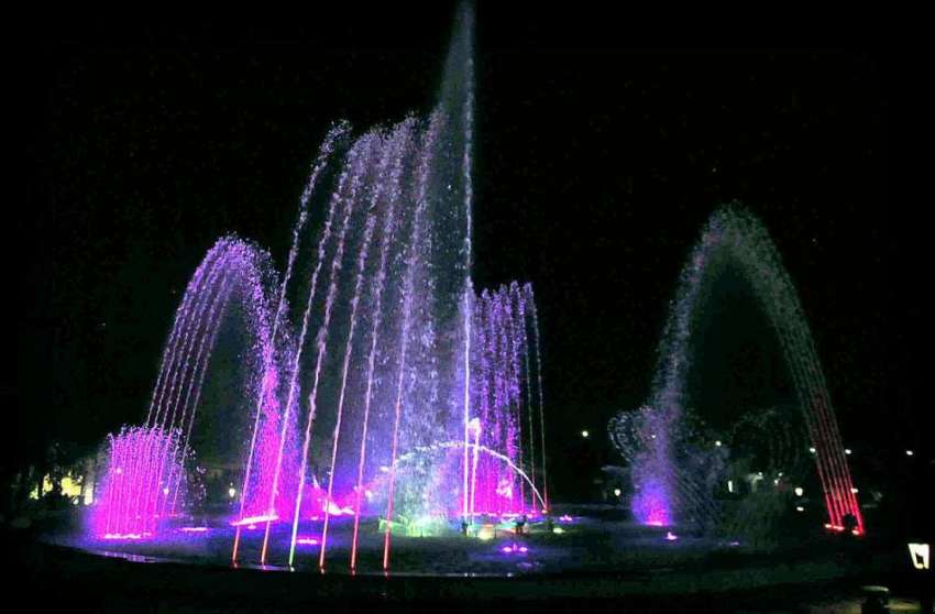 اسلام آباد: رات کے وقت رنگ برنگے فاؤنٹین دلکش منظر پیش کر ..