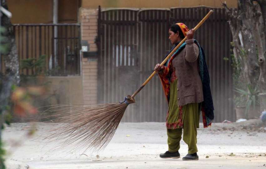 اسلام آباد: سی ڈی اے اہلکار خاتون سڑک کی صفائی میں مصروف ..