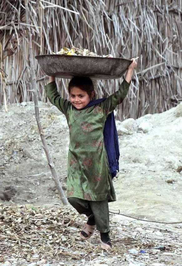 پشاور: تعلیم سے محروم ایک بچی گھریلو استعمال کا اشیاء فروخت ..