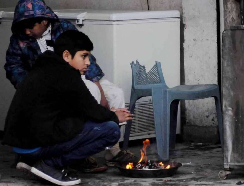 اسلام آباد: نوجوان سردی کی شدت کو کم کرنے کے لیے آگ تاپ رہے ..