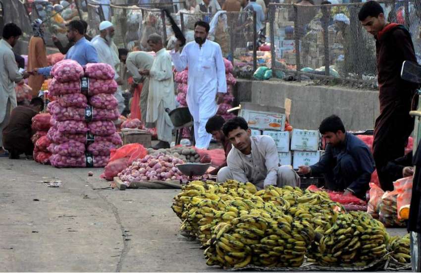 راولپنڈی: فروٹ منڈی میں بیوپاریوں نے سٹال سجا رکھے ہیں۔