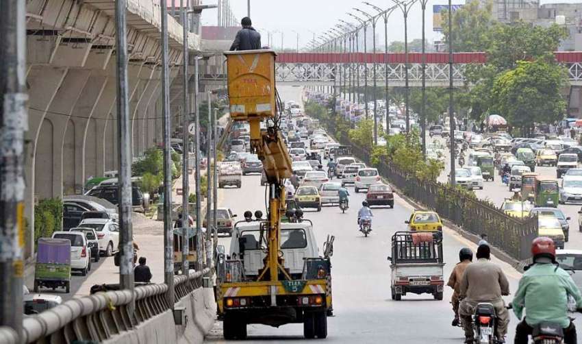 راولپنڈی: واپڈا اہلکار سٹریٹ لائٹس مرمت کرنے میں مصروف ہیں۔