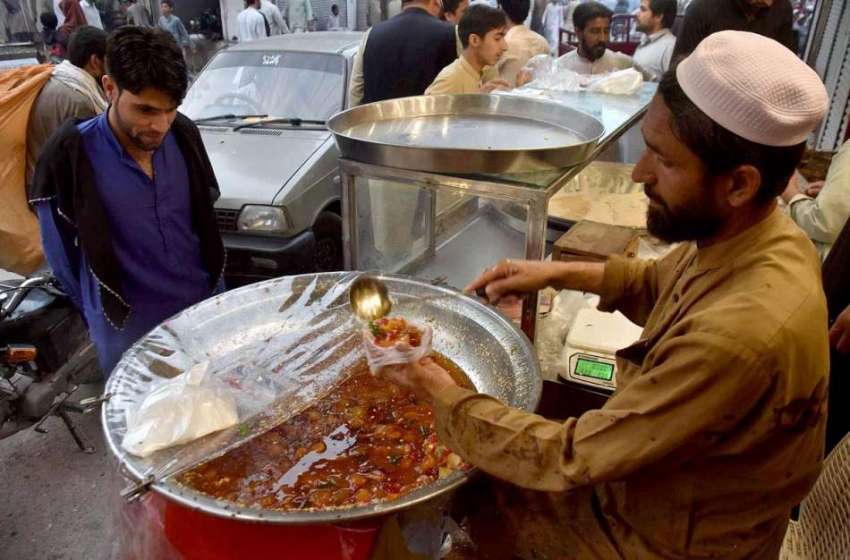 پشاور: ماہ رمضان المبارک کے موقع پر دکاندار مربہ فروخت کررہا ..