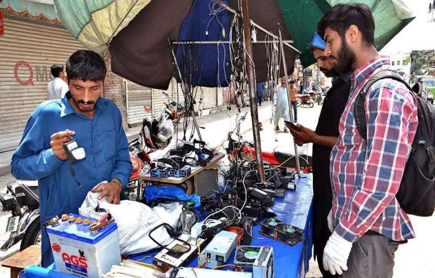 لاہور: دکاندار نے گاہکوں کو متوجہ کرنے کے لیے موبائل فون ..