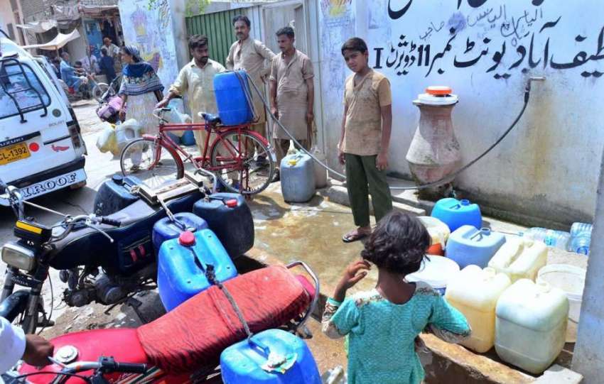 حیدر آباد: پانی کی قلت کے باعث شہری واٹر فلٹریشن پلانٹ سے ..