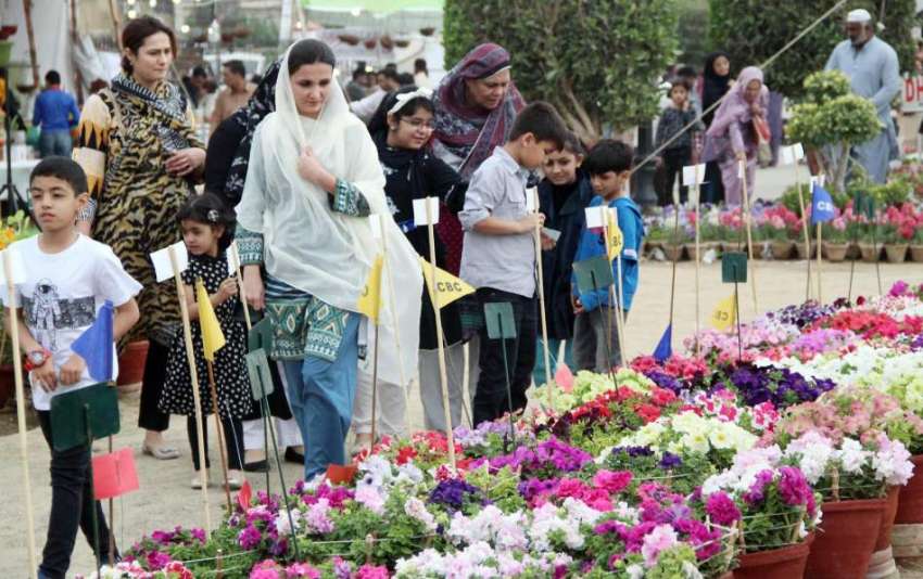 کراچی: ڈی ایچ اے کے زیر اہتمام سالانہ فلاور شو میں خواتین ..