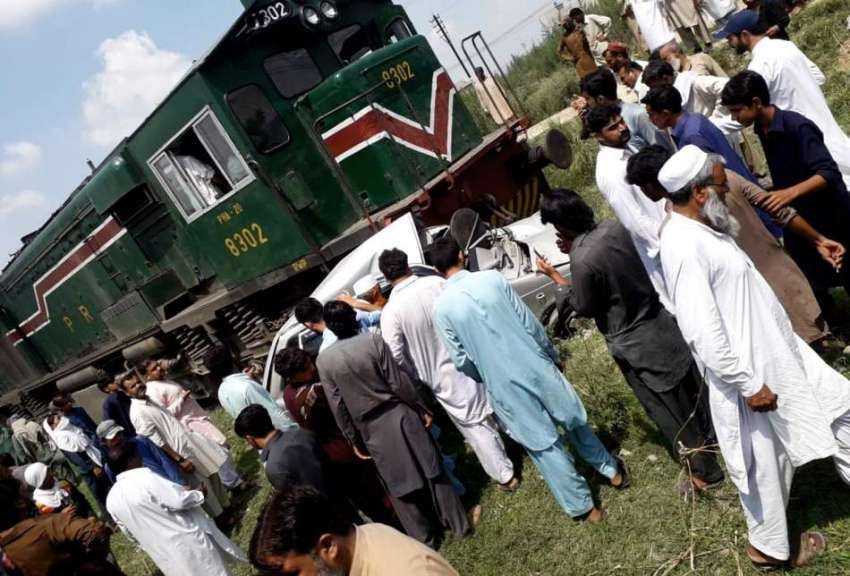 راولپنڈی: ترنول میں ٹرین حادثہ کے بعد لوگ امدادی کاروائیوں ..