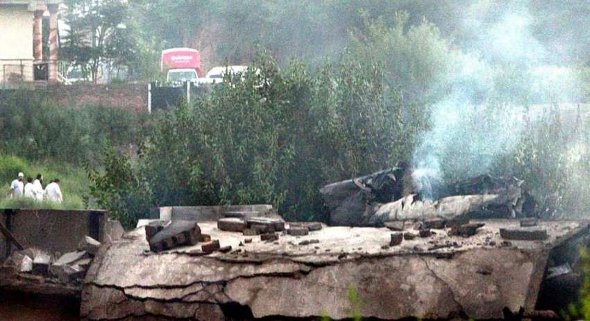راولپنڈی: پاک آرمی کے تباہ شدہ تربیتی طیارہ سے دھواں نکل ..