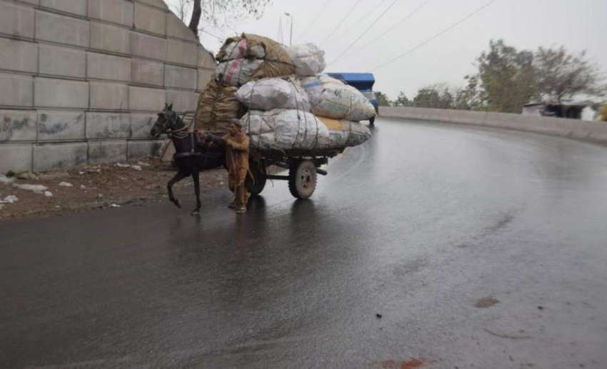 لاہور: صوبائی دار الحکومت میں ہونیوالی بارش کے دوران محنت ..
