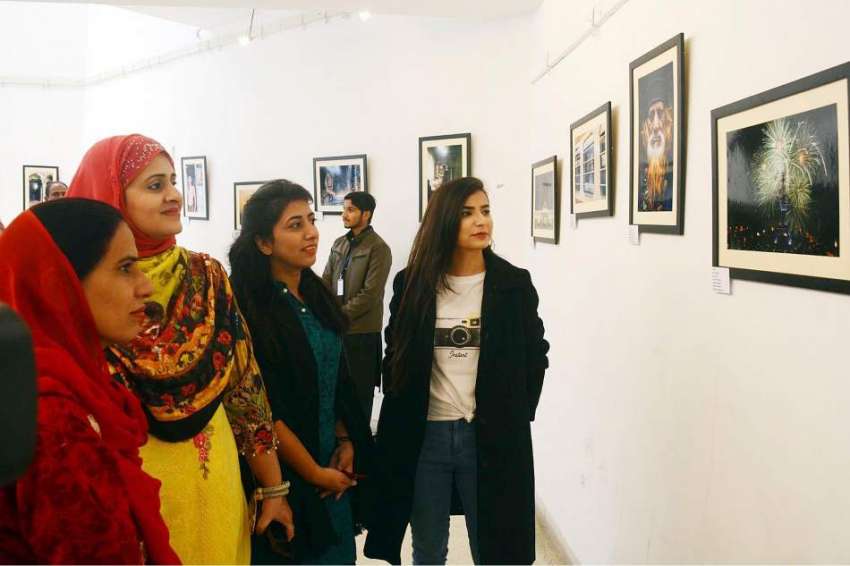 لاہور: خواتین الحمراء آرٹ گیلری میں تصویری نمائش کے دوران ..