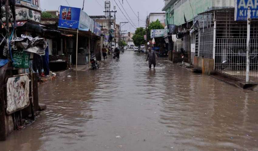 حیدر آباد: شہر میں ہونے والی بارش کے بعد ایک بزرگ شہری بارش ..