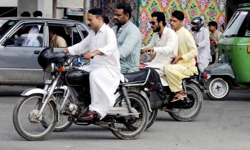 راولپنڈی:ٹریفک پولیس کی نا اہلی ایک نوجوان ہیلمٹ پہنے بغیر ..