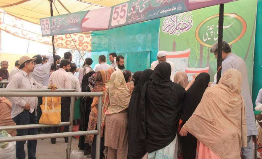 لاہور: شہری سستے رمضان بازار سے چینی خرید رہے ہیں۔
