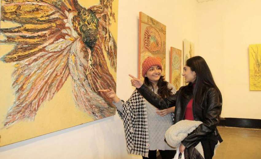 لاہور: لڑکیاں نیشنل کالج آف آرٹس میں نمائش دیکھ رہی ہیں۔
