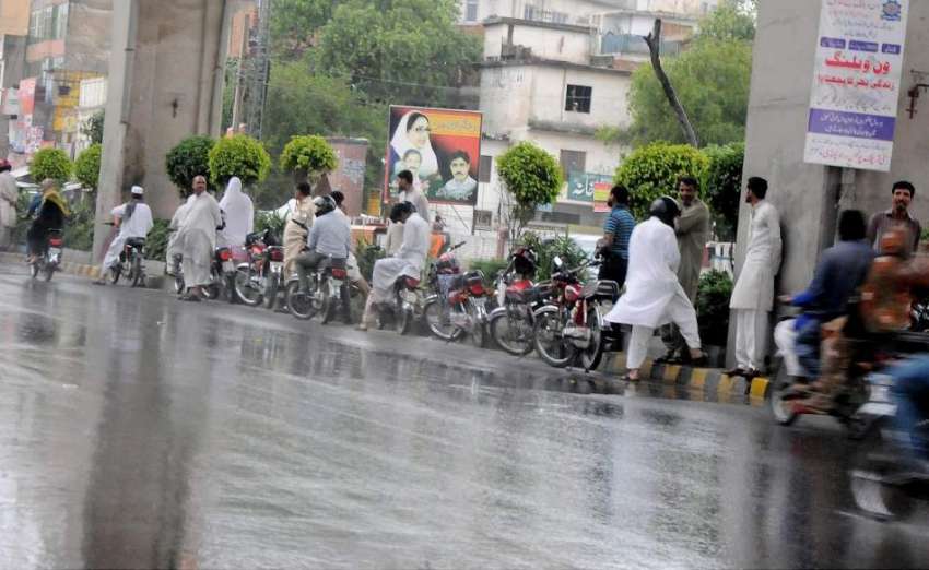 راولپنڈی: موسلا دھار بارش سے بچنے کے لیے کمیٹی چوک انڈر پاس ..