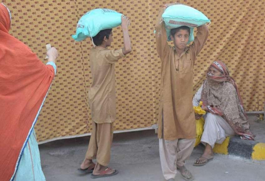 لاہور: نو عمر لڑکے اپنے گھر والوں کا پیٹ پالنے کے لیے رمضان ..