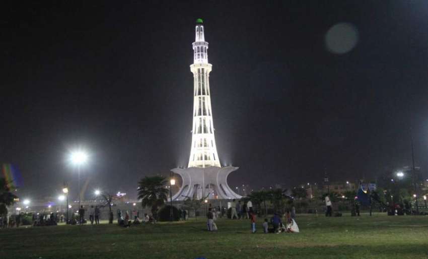 لاہور:لاھرات کے وقت مینار پاکستان کا خوبصورت منظر۔